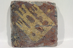 carreau en terre cuite de l’abbaye des Châteliers, motif château Blanche de Castille, 13e siècle