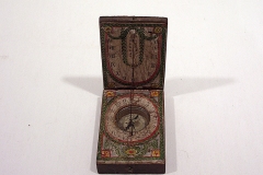 Boussole cadran solaire diptyque de Nuremberg, système Beringer. XVIIIe siècle. Retrouvez cet objet sur https://musee3d.alienor.org/musee-3d