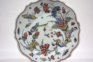 Assiette à la corne d’abondance, faïence de Rouen, XVIIIe siècle