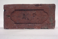 Brique AP (administration pénitentiaire) fabriquée en Guyane, terre cuite, fin XIXe- début XXe siècle