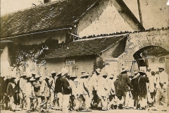 Retour de corvée, entrée d’un camp en Guyane, cliché pour le magazine Détective, 1er quart du XXe siècle