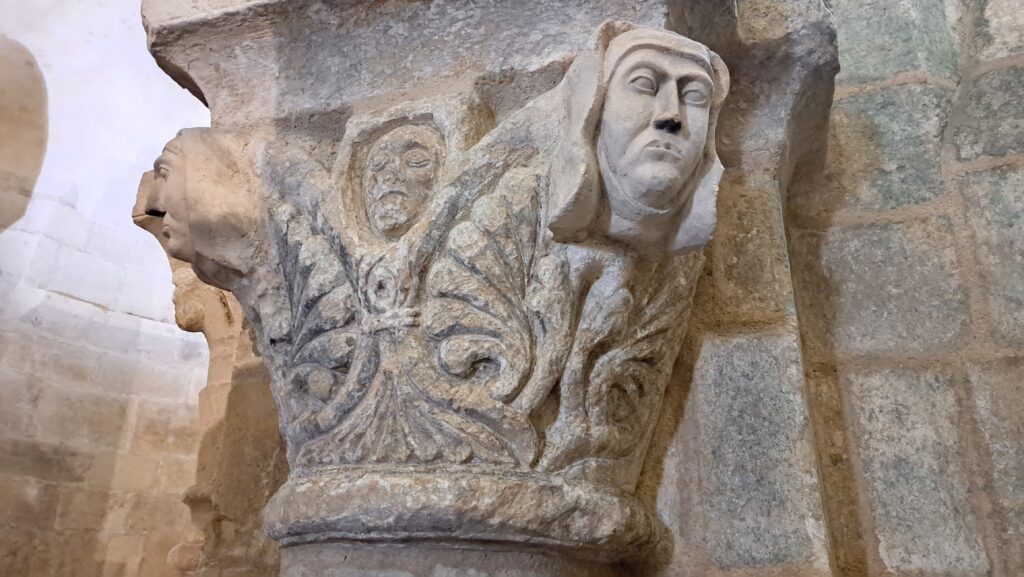Un des chapiteaux de la crypte de Saint-Eutrope.