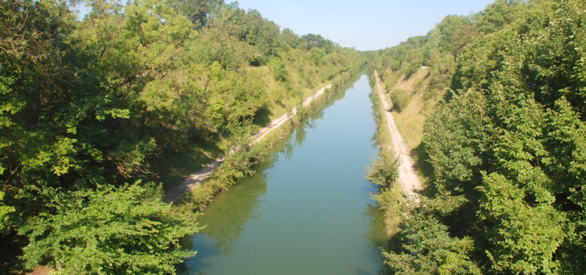 Le canal de Marans à La Rochelle, long de 26 kilomètres.
