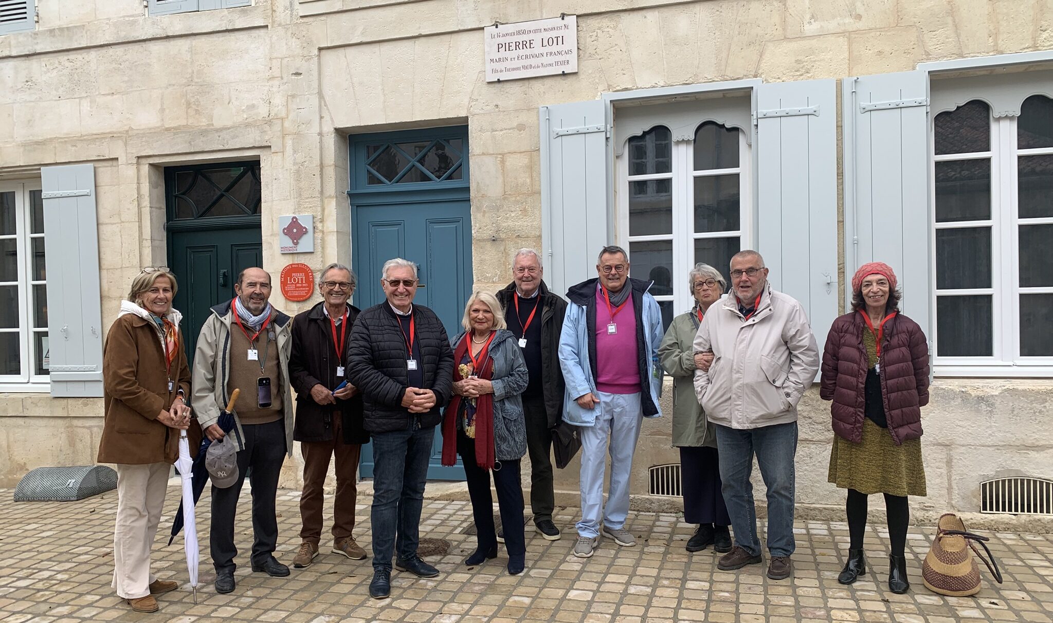 Des adhérents de l'AAMEC devant la maison de Pierre Loti